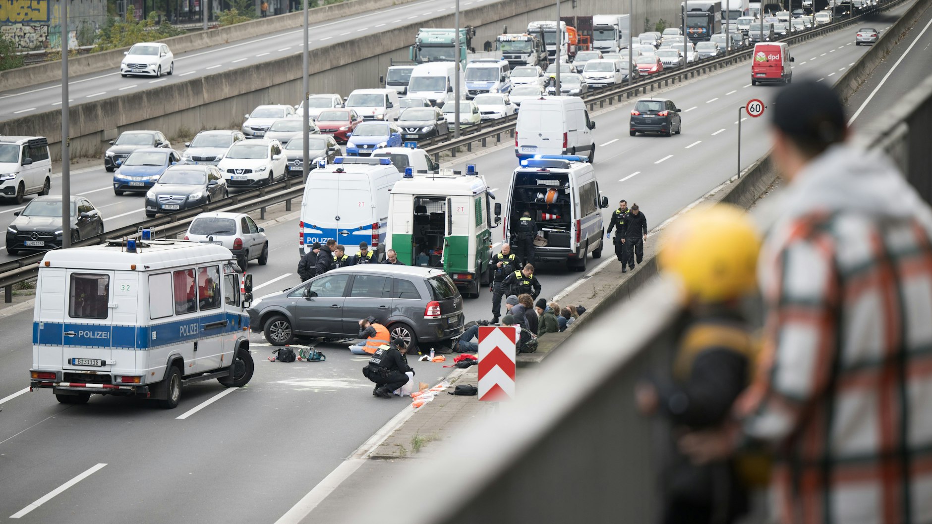 Rund 200 Einsatzkräfte der Berliner Polizei waren am Montag wieder mit den Klima-Klebern beschäftigt.