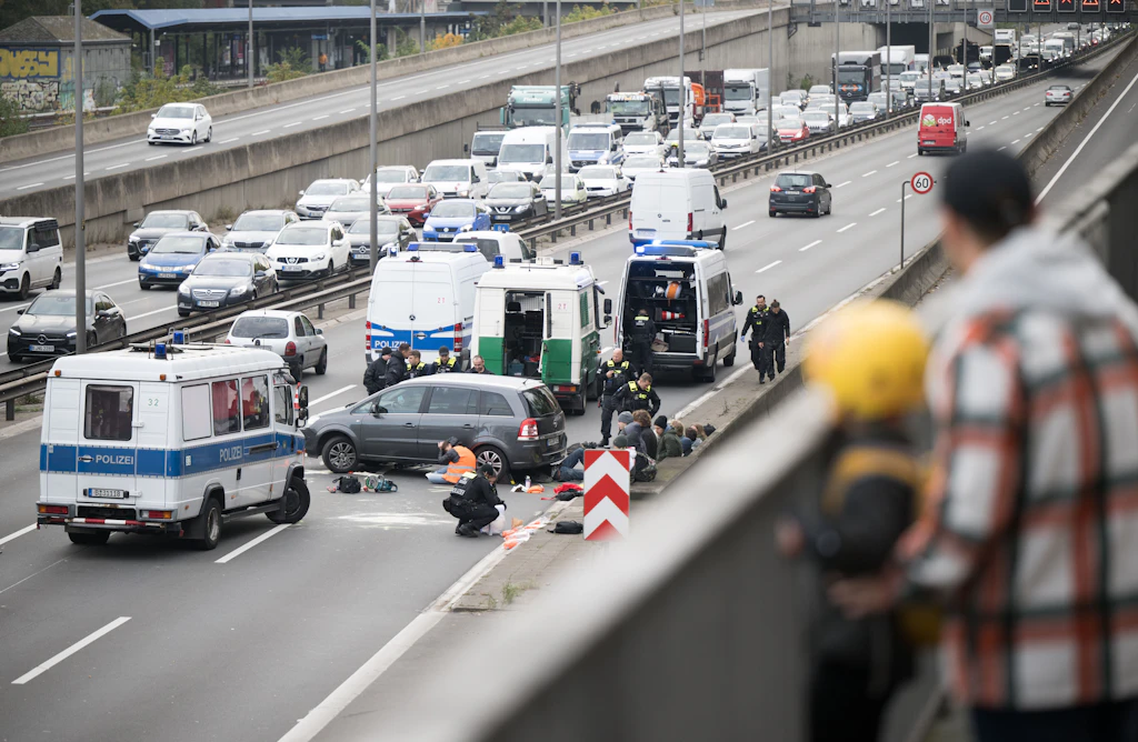 Polizei hat genug zu tun! Klima-Kleber sollen auf Proteste verzichten