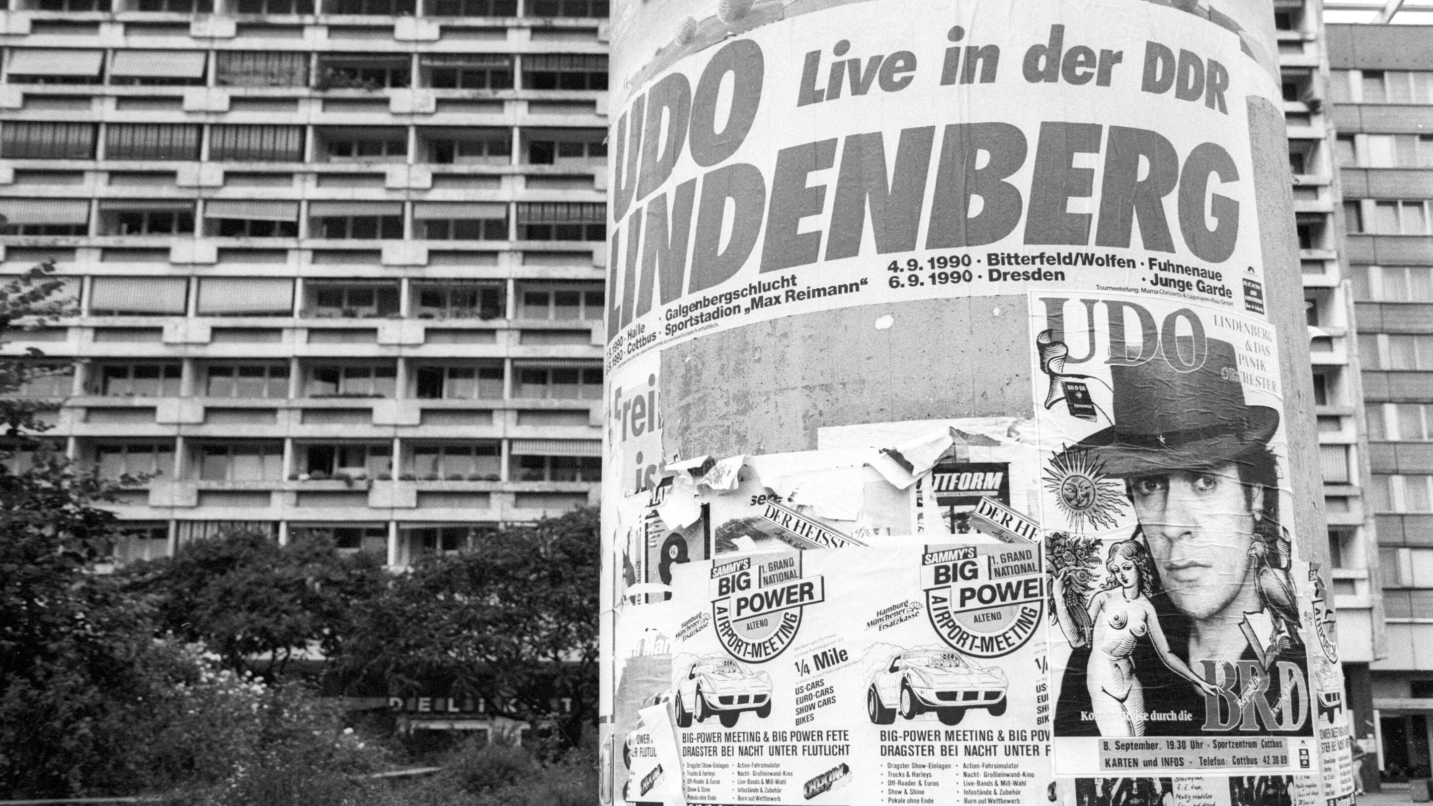 Plakate kündigen es 1990 an: Nach dem Mauerfall darf Udo Lindenberg endlich seine Konzert-Tour durch die DDR machen.