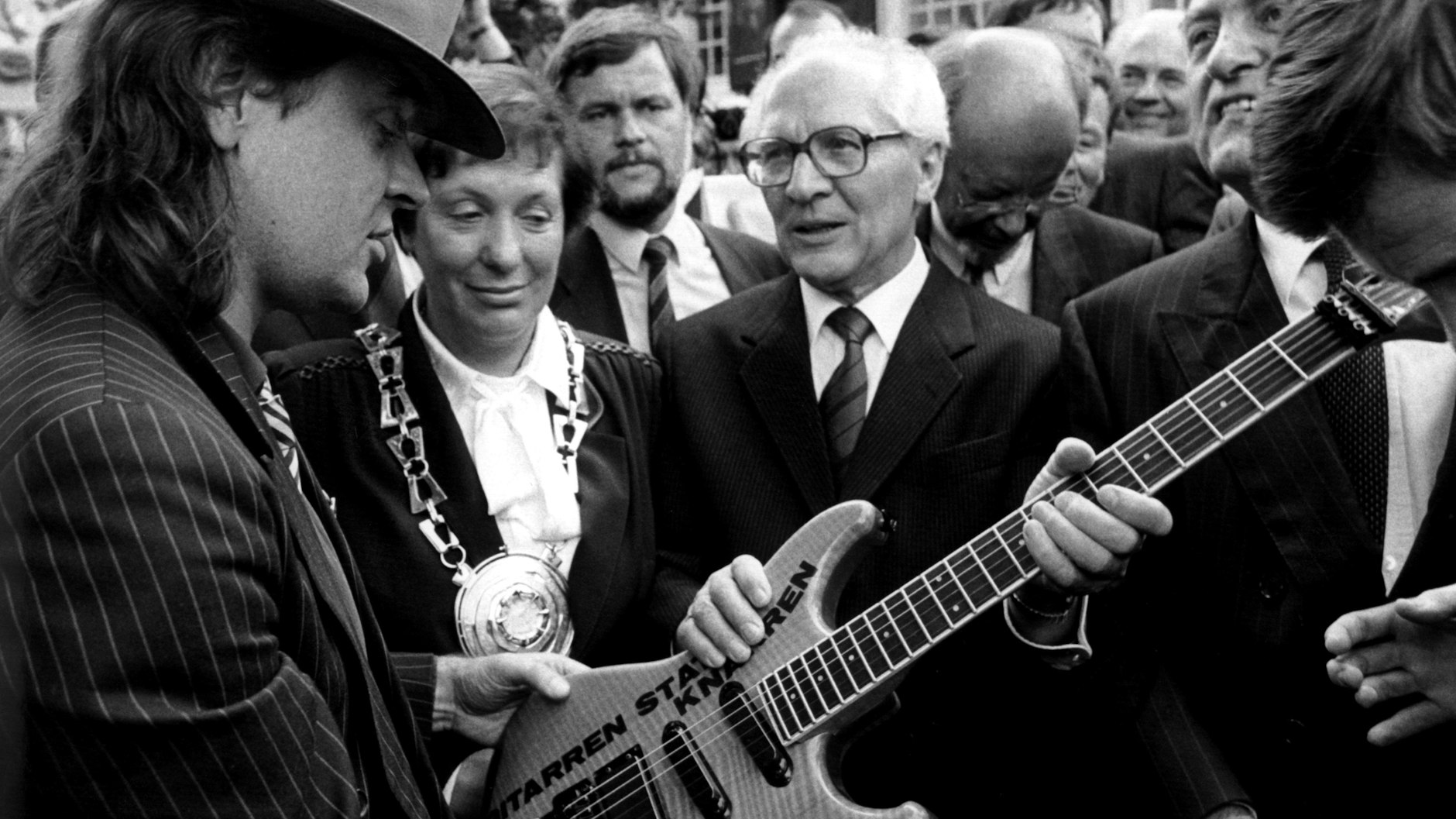 Im September 1987 besuchte Erich Honecker die Bundesrepubli.. In Wuppertal überreichte Udo Lindenberg ihm eine E-Gitarre mit der Aufschrift „Gitarren statt Knarren“. Damit wollte der Rocker auch erinnern, dass er noch eine DDR-Tour plante.