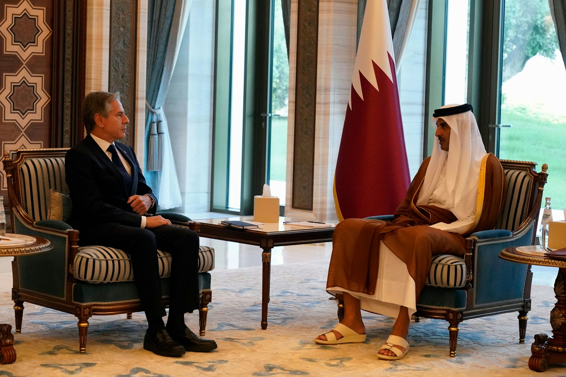 US-Außenminister Antony Blinken, links, und der Emir von Katar, Scheich Tamim bin Hamad Al Thani, bei einem Treffen in Lusail, am 13. Oktober.