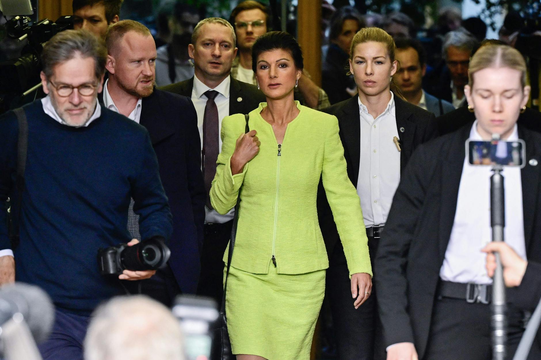 Sahra Wagenknecht hat im senffarbenen Kostüm Deutschlands Politiklandschaft durchgeschüttelt, gesagt, was sie zu sagen hatte und verlässt nach ihrer Pressekonferenz den Ort des Geschehens. 