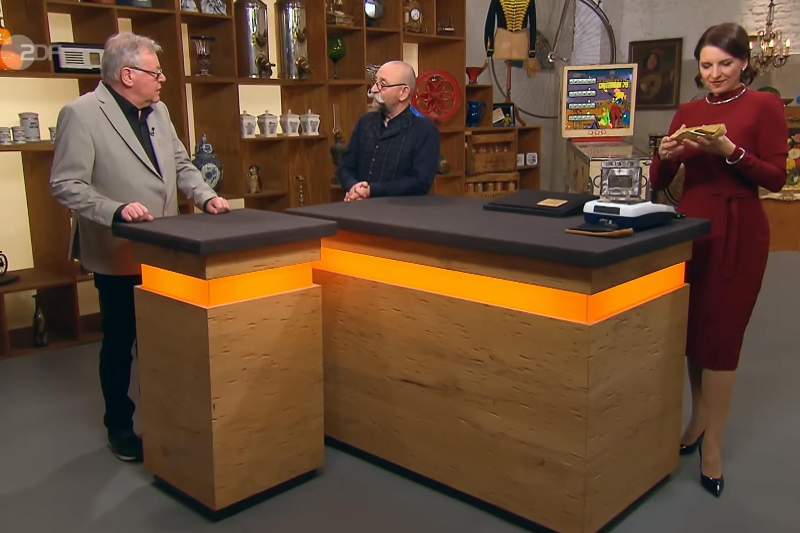 Großer Auftritt bei „Bares für Rares“: Kandidat Günther Hoffmann mit Moderator Horst Lichter und Expertin Wendela Horz bei der Expertise.