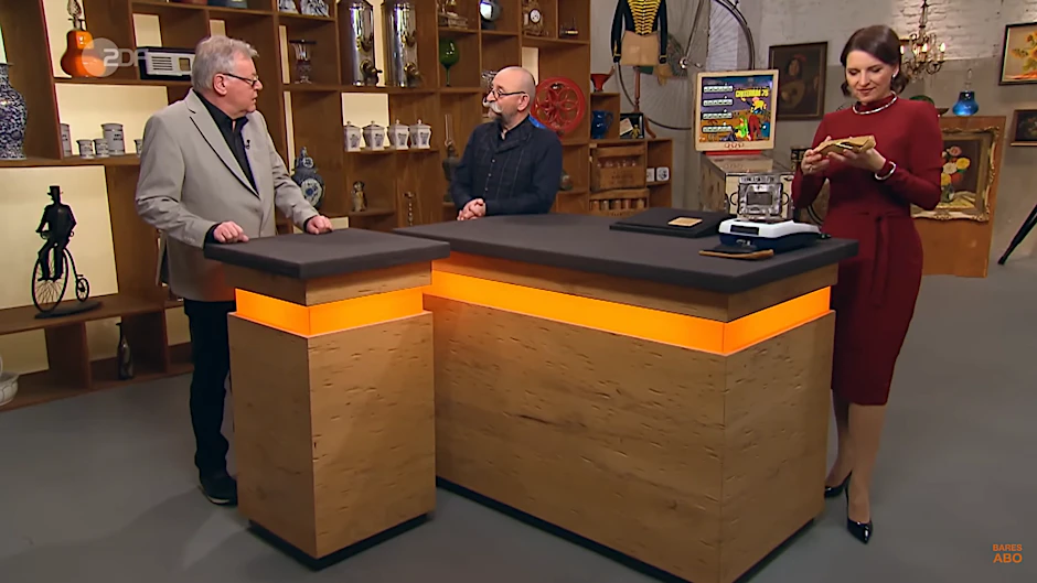 Großer Auftritt bei „Bares für Rares“: Kandidat Günther Hoffmann mit Moderator Horst Lichter und Expertin Wendela Horz bei der Expertise.