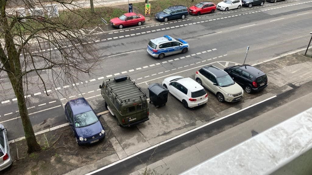 Ein Polizeiauto fährt vorbei: Dank der illegalen Verbotszone parkt in der Friedenstraße zweimal wöchentlich ein Müllcontainer auf einem legalen Parkplatz.
