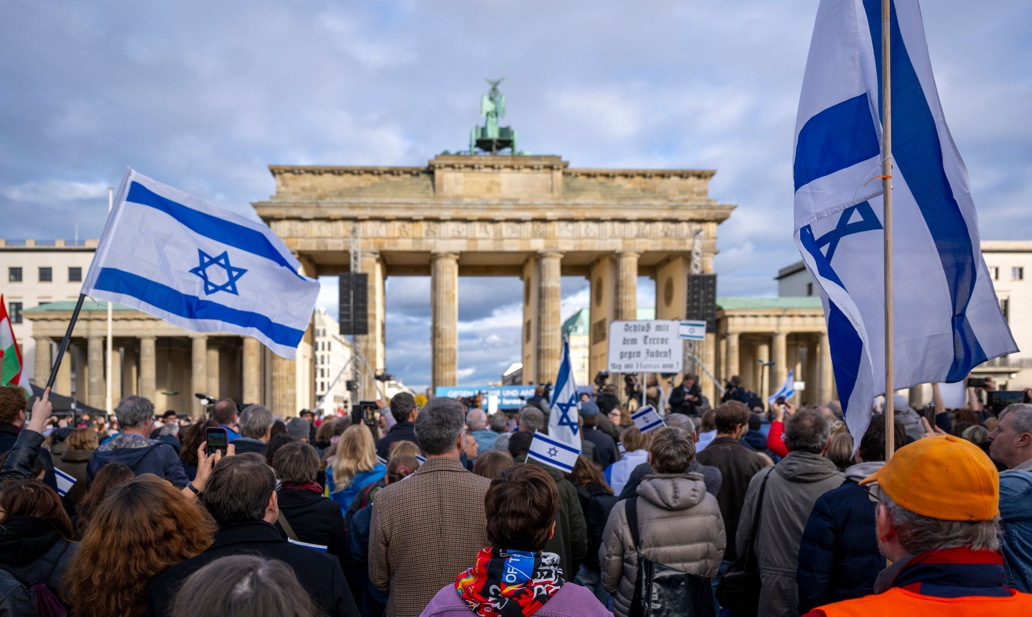 Israel-Demo am Brandenburger Tor: Schade und traurig, dass nicht viel mehr da waren