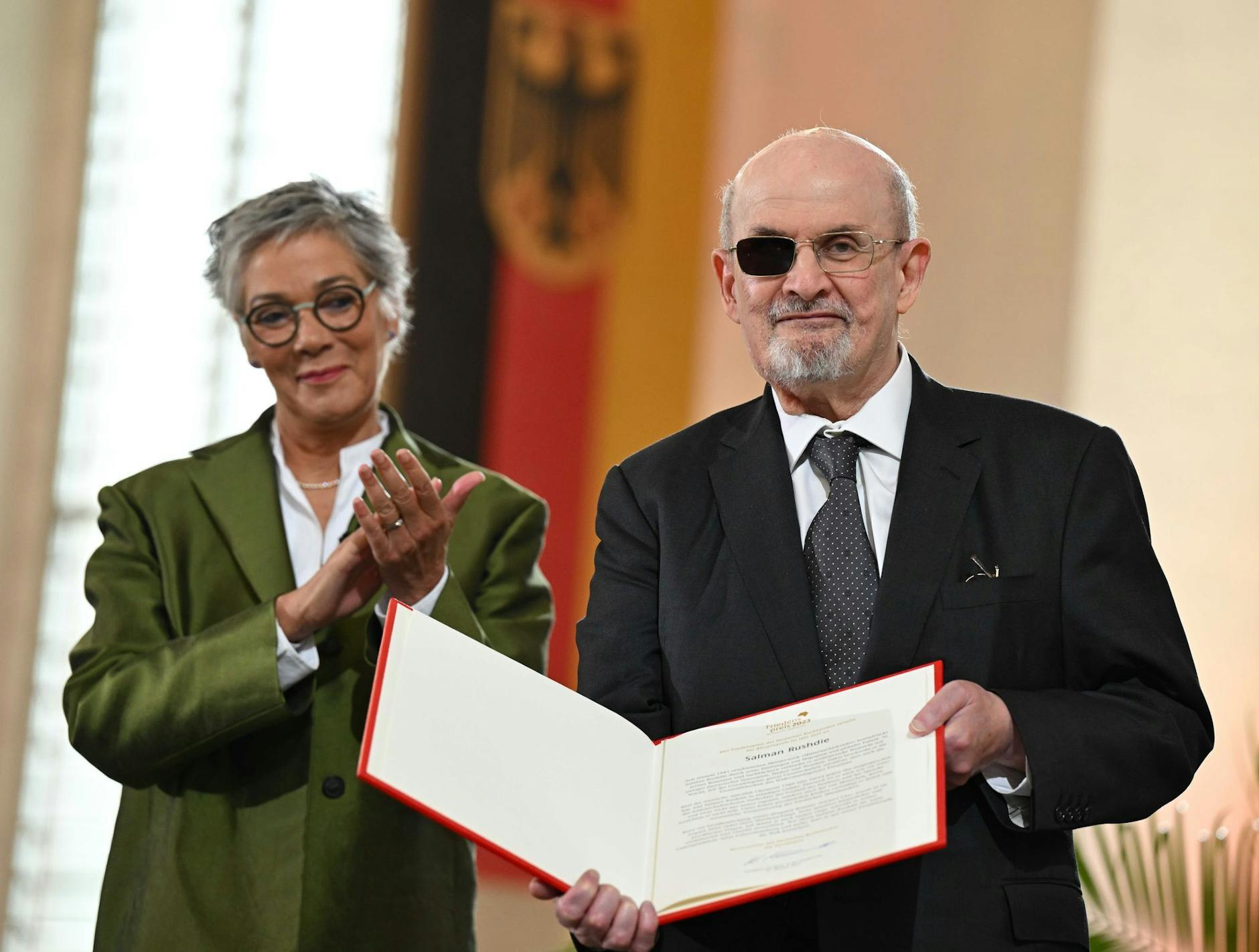 Der britisch-indische Autor Salman Rushdie lächelt in die Kamera, nachdem er von Karin Schmidt-Friderichs in der Paulskirche in Frankfurt am Main mit dem Friedenspreis des Deutschen Buchhandels ausgezeichnet wurde.