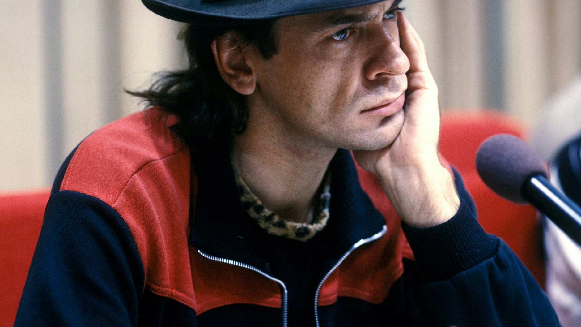 Udo Lindenberg sieht nachdenklich auf einer Pressekonferenz zu seinem Konzert im Palast der Republik aus.