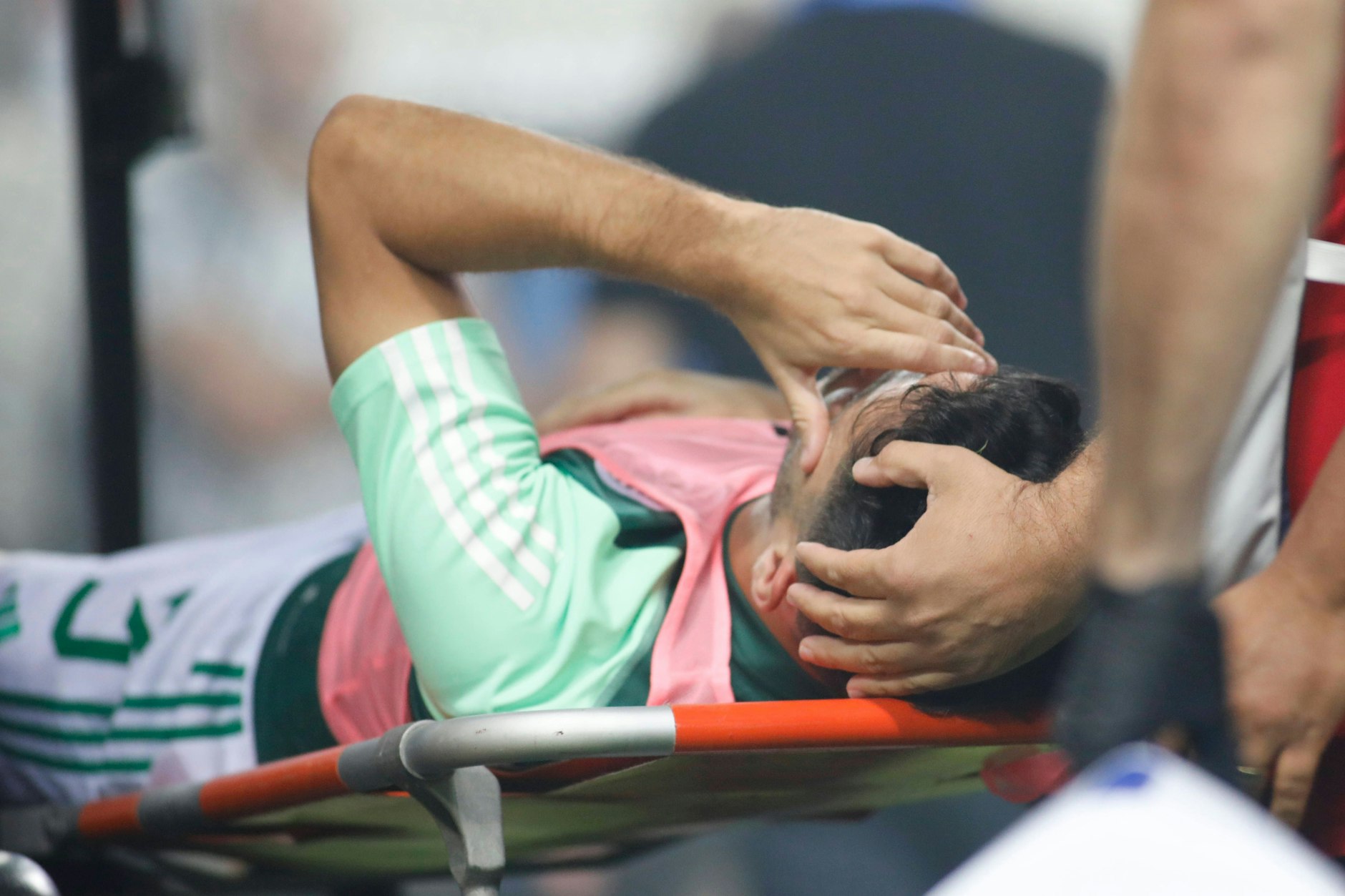 Panathinaikos-Profi Juankar wurde mit einer Trage in den Innenraum gebracht, danach ins Krankenhaus.&nbsp;