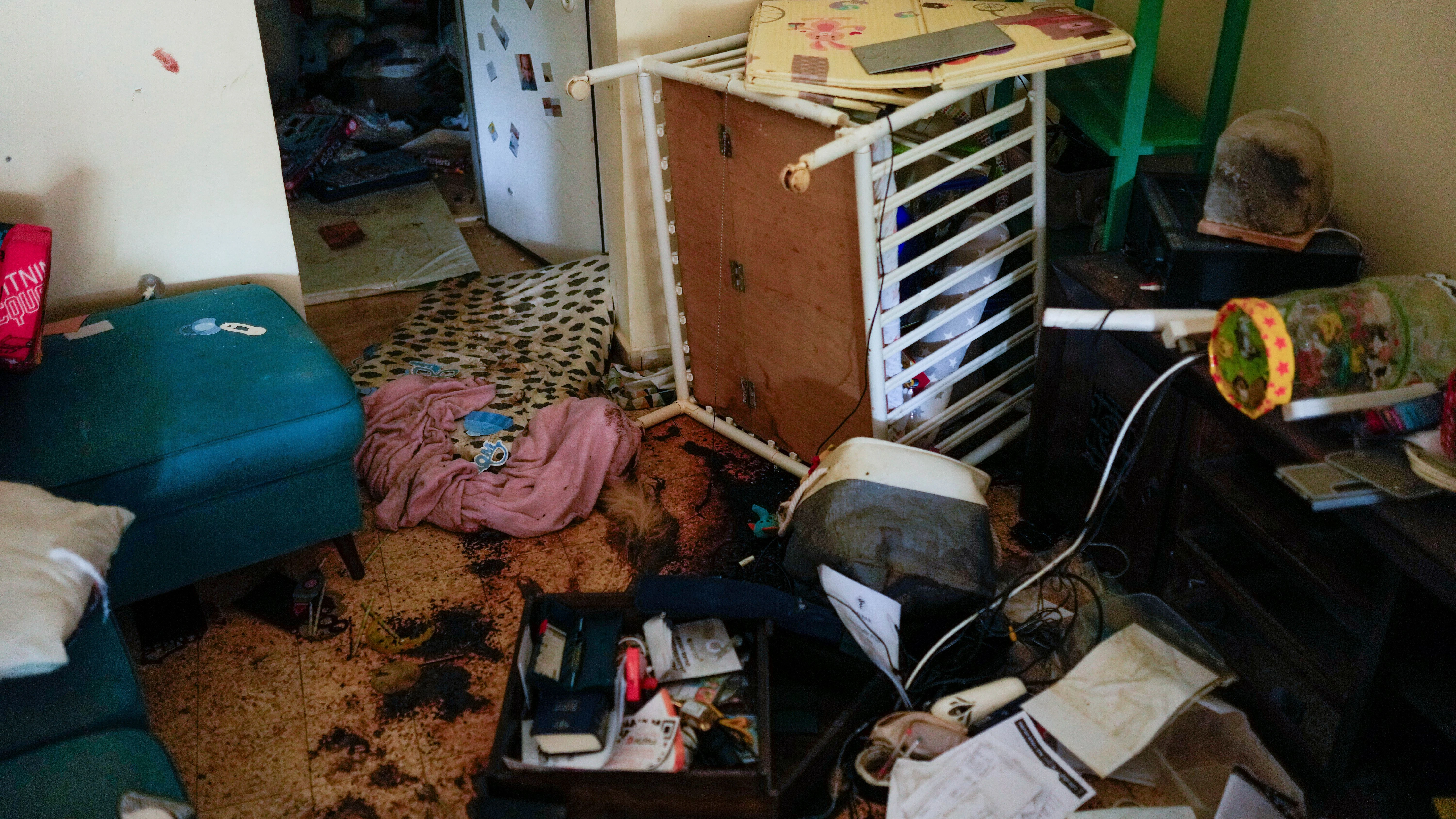 Ein Haus im Kibbutz Nir Oz in Israel ist nach einem Angriff der Hamas komplett verwüstet.