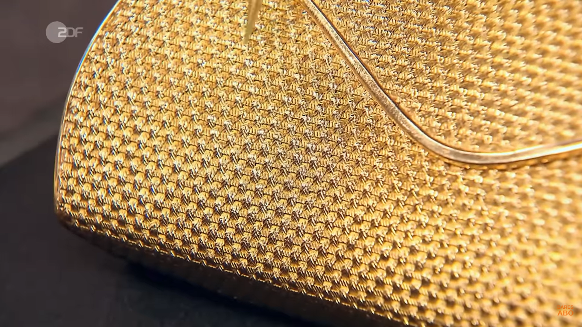 Mehr Glamour geht nicht: Die kleine Handtasche bei „Bares für Rares“ ist aus purem Gold angefertigt.
