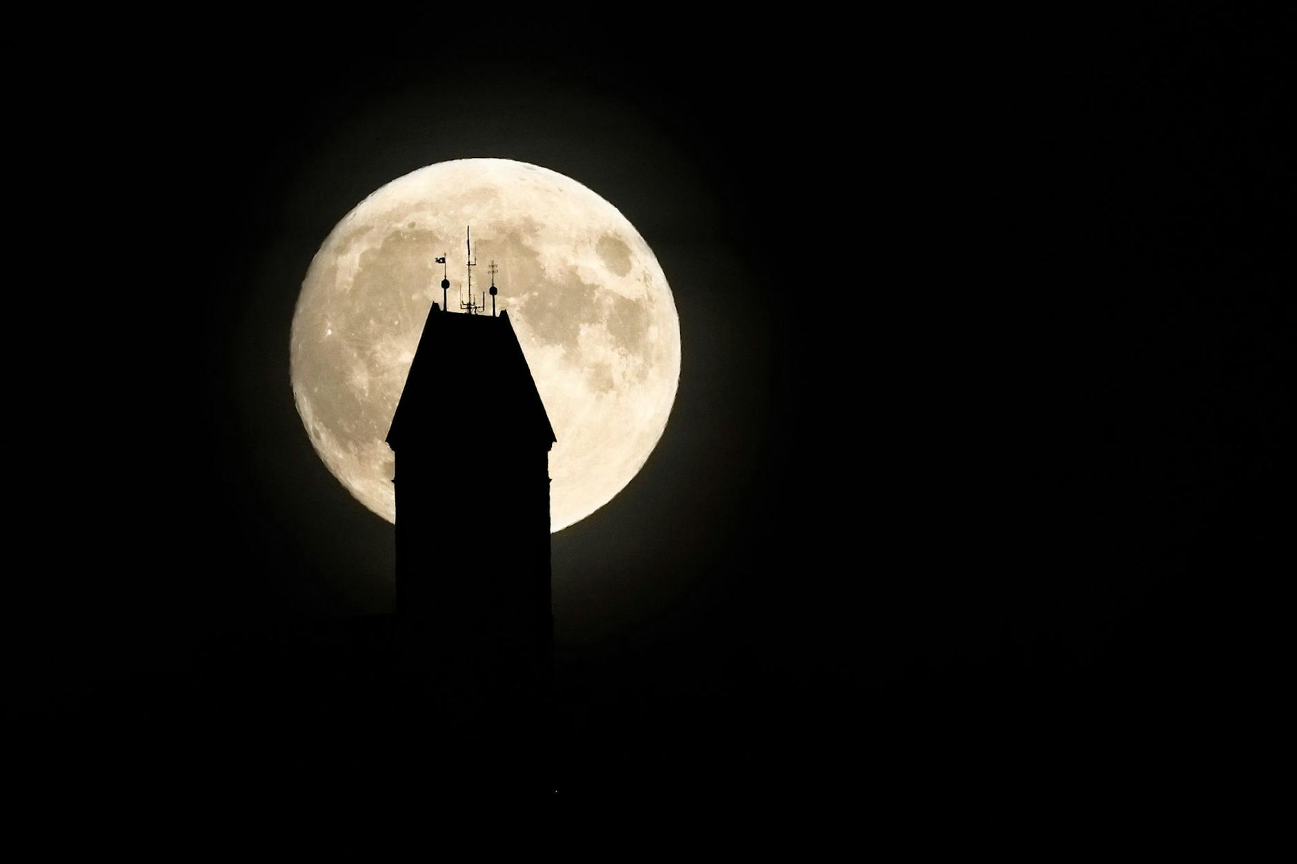 Der Mond ist nach heutigem Wissen in der Entstehungsphase des Sonnensystems aus den Trümmern des Zusammenpralls der Ur-Erde mit dem marsgroßen Himmelskörper Theia entstanden.