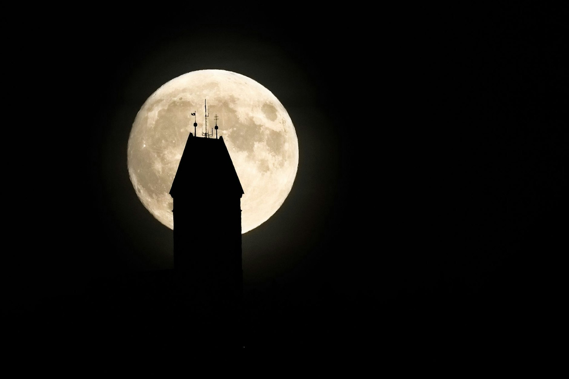 Der Mond ist nach heutigem Wissen in der Entstehungsphase des Sonnensystems aus den Trümmern des Zusammenpralls der Ur-Erde mit dem marsgroßen Himmelskörper Theia entstanden.