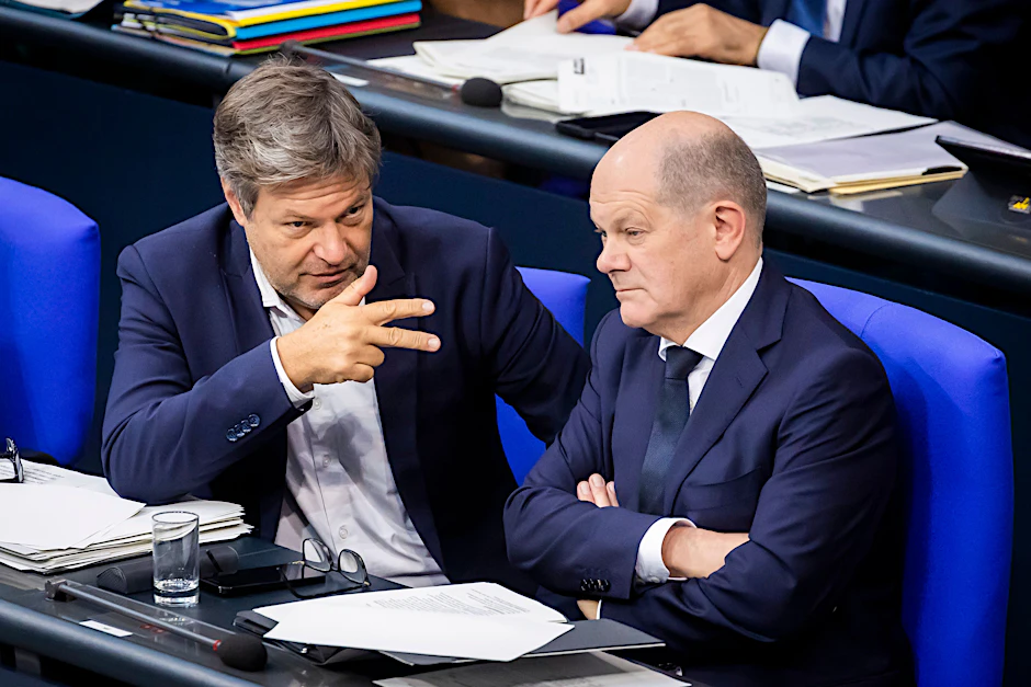 19.10.2023, Berlin: Bundeskanzler Olaf Scholz (SPD, r.) und Robert Habeck (Bündnis 90/Die Grünen), Bundesminister für Wirtschaft und Klimaschutz, unterhalten sich im Plenum des Deutschen Bundestages.&nbsp;