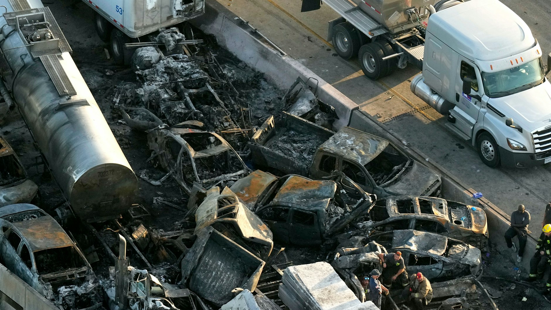 In der Folge des Massen-Unfalls brannten zahlreiche Autos auf der Interstate aus.