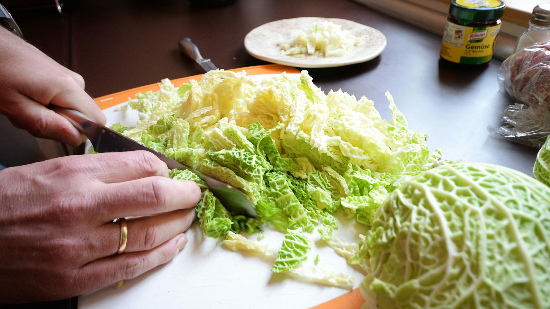 Die leckere Wirsing-Hackfleisch-Pfanne mit Nudeln nach diesem Rezept ist sehr schnell und einfach zubereitet.
