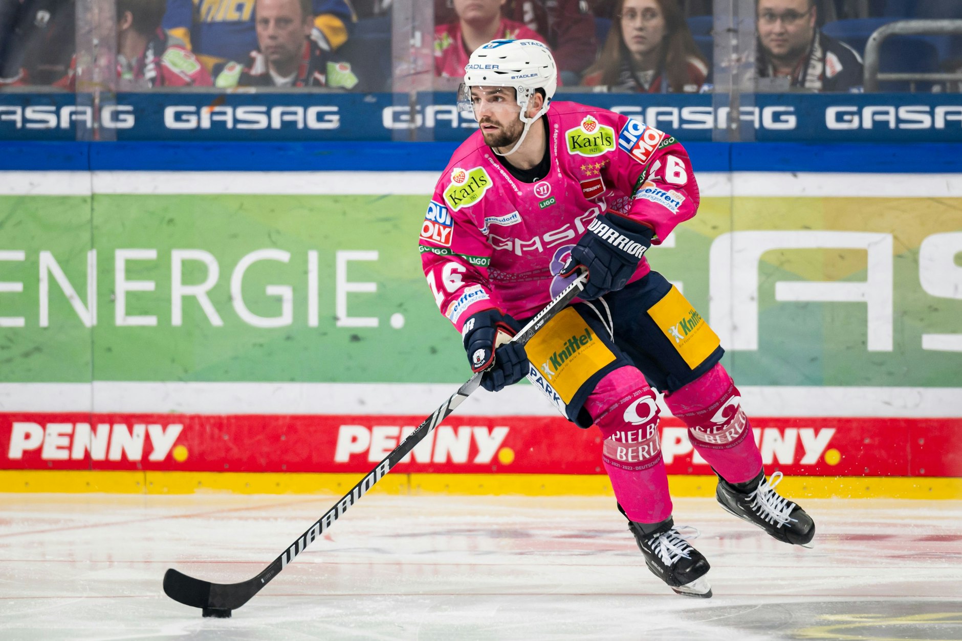 Eisbär Ben Finkelstein sucht mit der Scheibe an der Kelle eine Anspielstation.