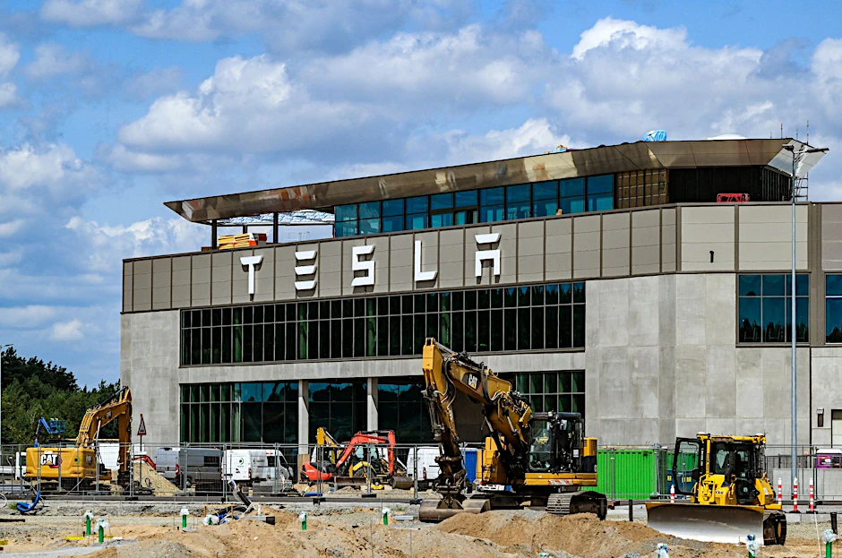 ARCHIV - Das Werk von Tesla, die sogenannte «Gigafactory» Berlin-Brandenburg des US-Elektroautobauers.  