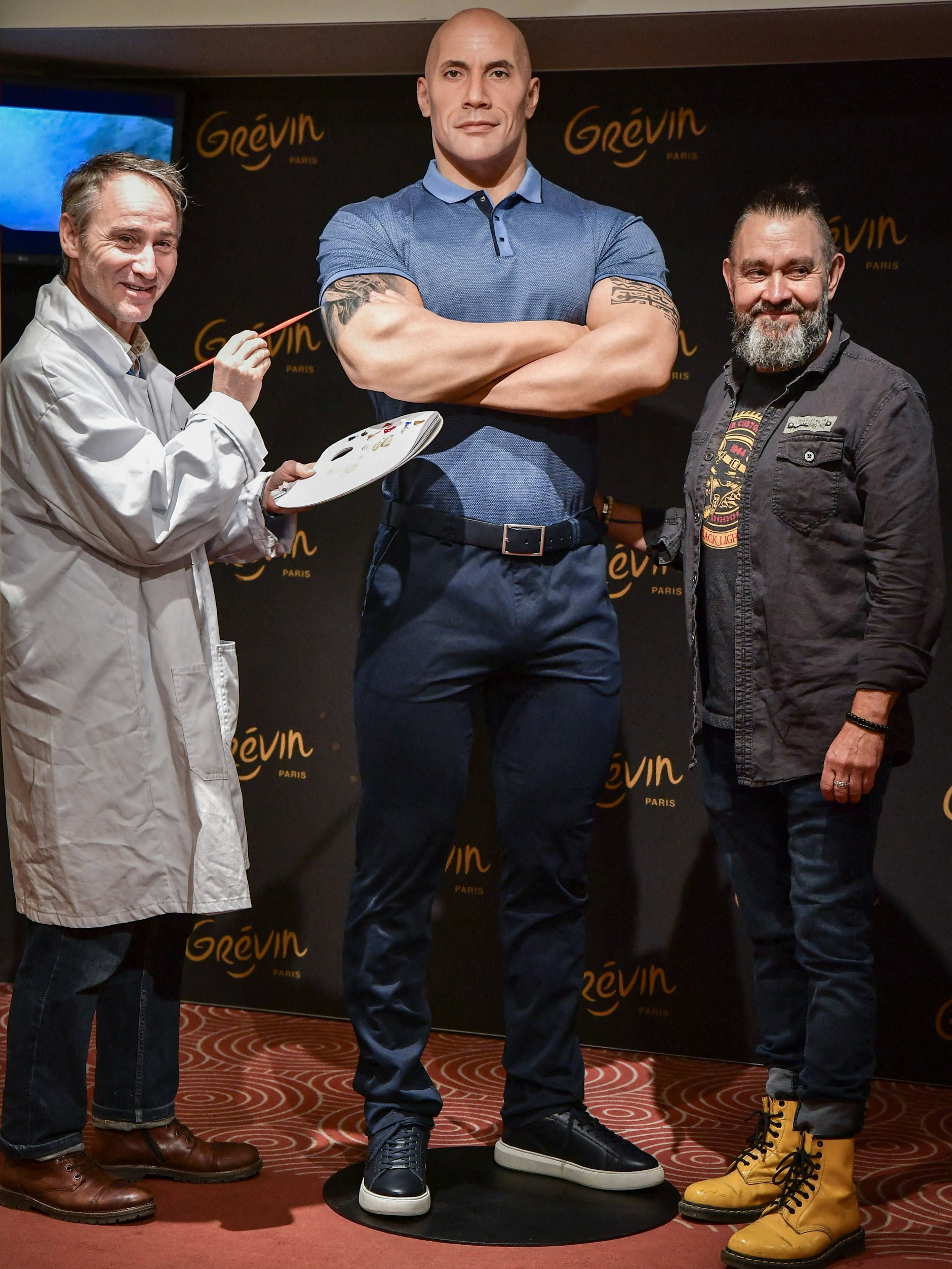 „The Rock“ in Wachs und seine Schöpfer vom Musée Grévin in Paris.