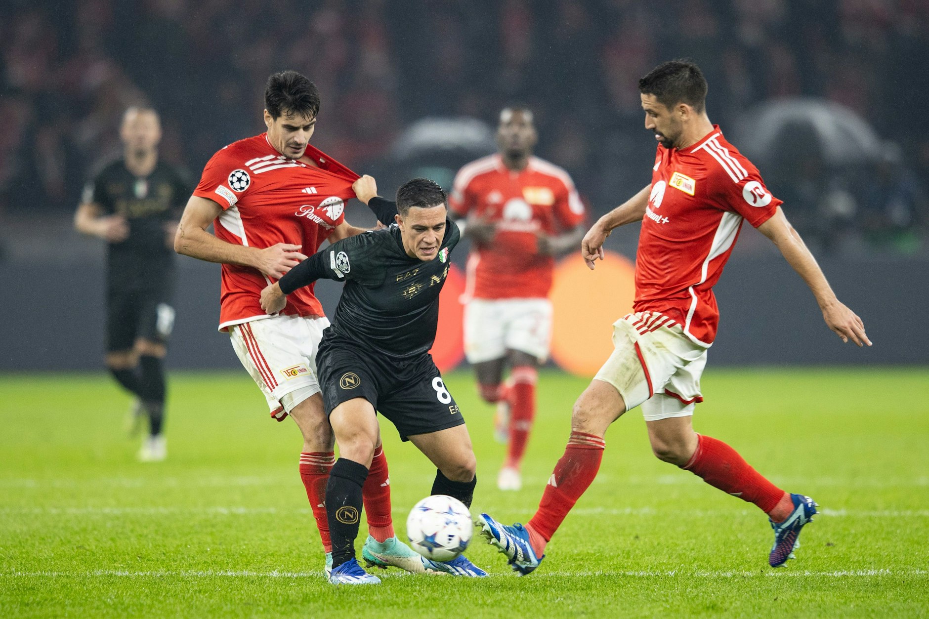 Neapels Giacomo Raspadori (M) setzt sich gegen Unions Janik Haberer (l) und Rani Khedira (r) durch. Raspadoris Tor ließ die eisernen Träume in sich zusammenfallen. 