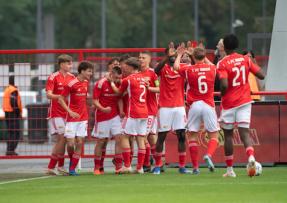 Die U19 des 1. FC Union Berlin feiert den 1:1-Ausgleich gegen die SSC Neapel.