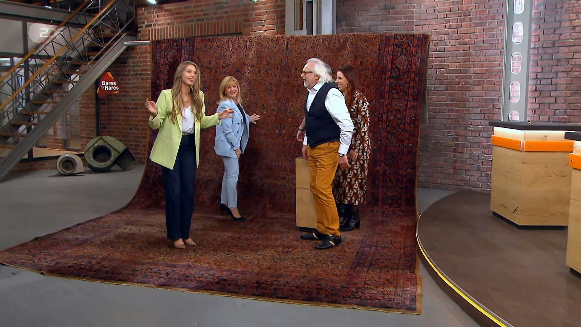 Auch die Händler haben Spaß mit dem Riesen-Teppich, der bei „Bares für Rares“ unter den Hammer kam. Händlerin Sarah Schreiber bekam für 7000 Euro den Zuschlag.
