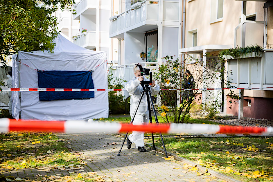 Eine Polizistin von der Tatortvermessung ist am Tatort in Berlin-Köpenick im Einsatz.
