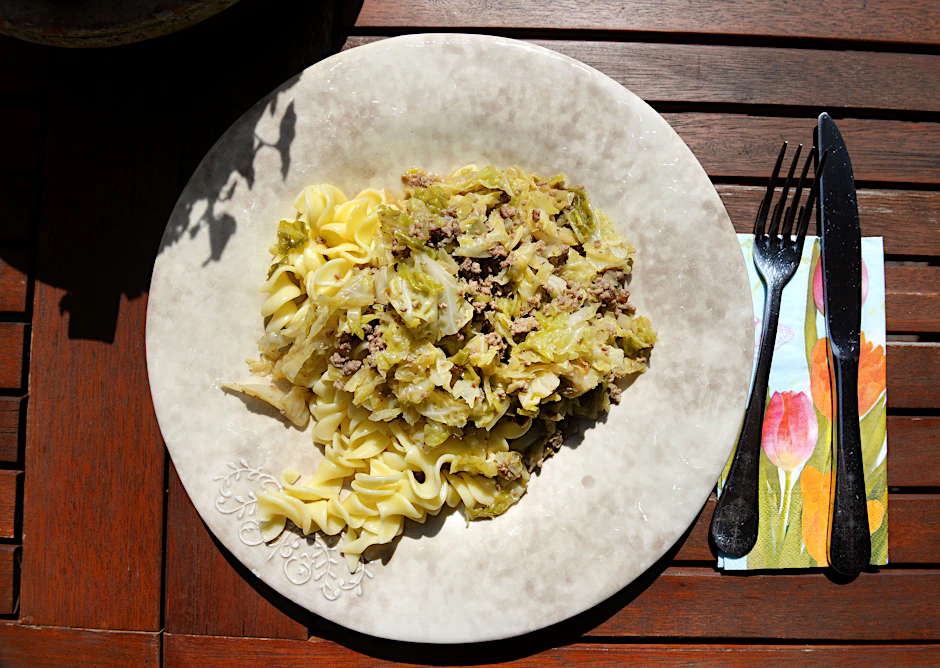 Dieses Rezept für Wirsing-Hack-Pfanne mit Nudeln ist einfach köstlich - probieren Sie es aus!