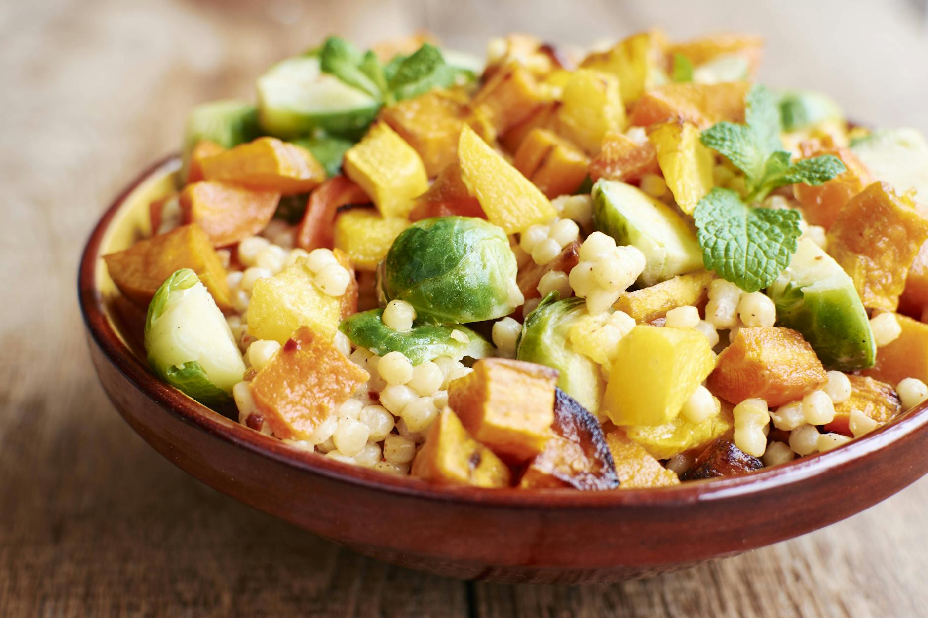 So schmeckt der Herbst: Genießen Sie dieses Curry mit Süßkartoffel, Kürbis und Rosenkohl.