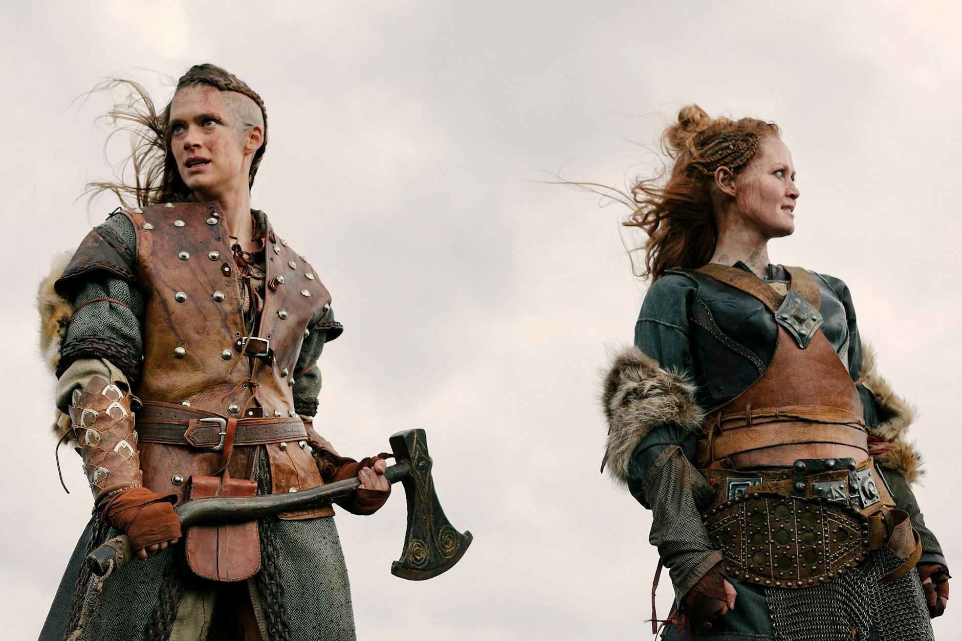 Wikinger-Frauen, wie sie sich das Fernsehen vorstellt: Krista Kosonen (l.) und Ágústa Erlendsdóttir in der HBO-Serie „Beforeigners – mörderische Zeiten“.
