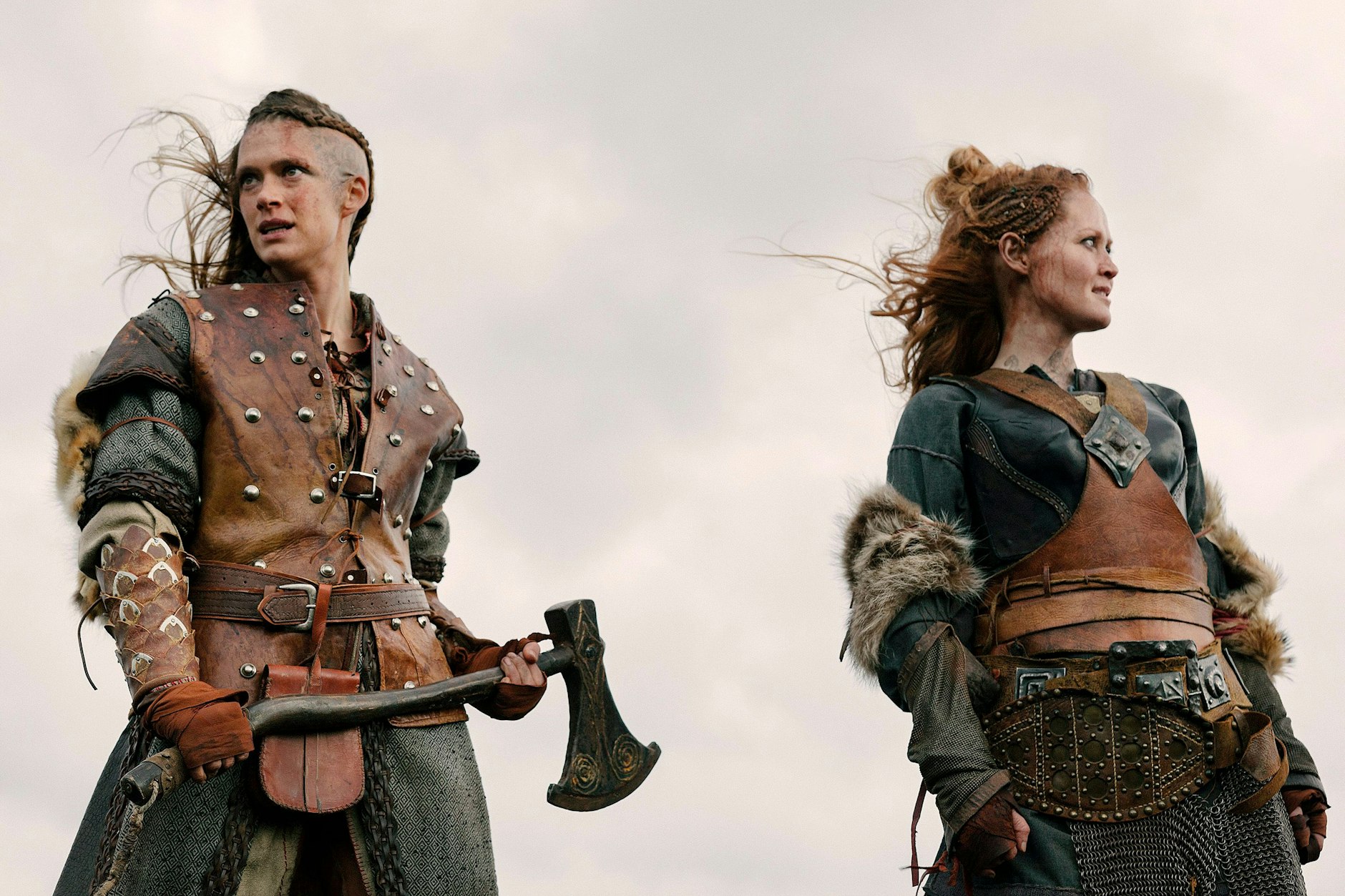 Wikinger-Frauen, wie sie sich das Fernsehen vorstellt: Krista Kosonen (l.) und Ágústa Erlendsdóttir in der HBO-Serie „Beforeigners – mörderische Zeiten“.