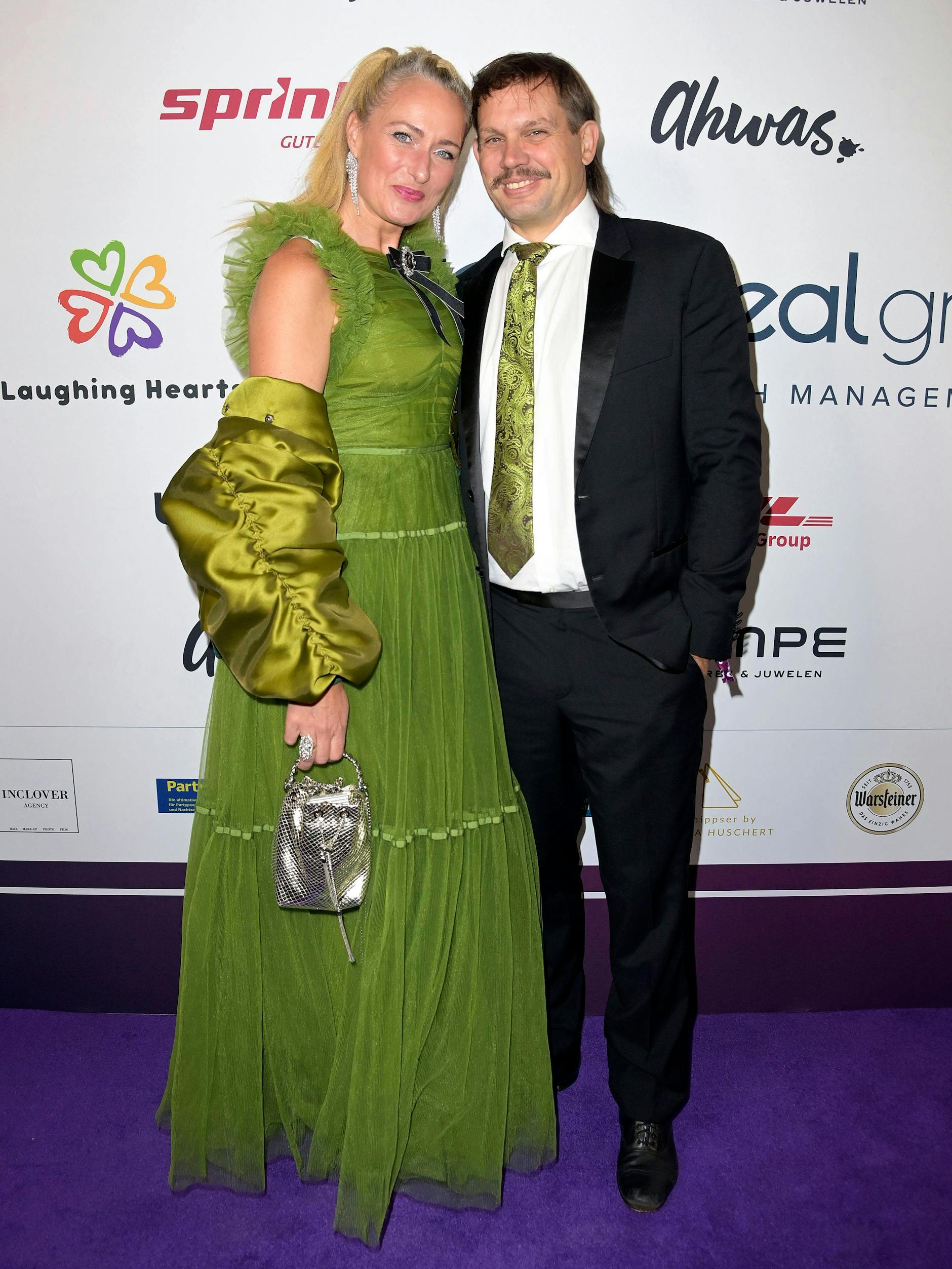 Eva Mona Rodekirchen mit ihrem Ehemann Björn Geske bei der 12. Laughing Hearts Charity Gala 2023 im Hotel Grand Hyatt.