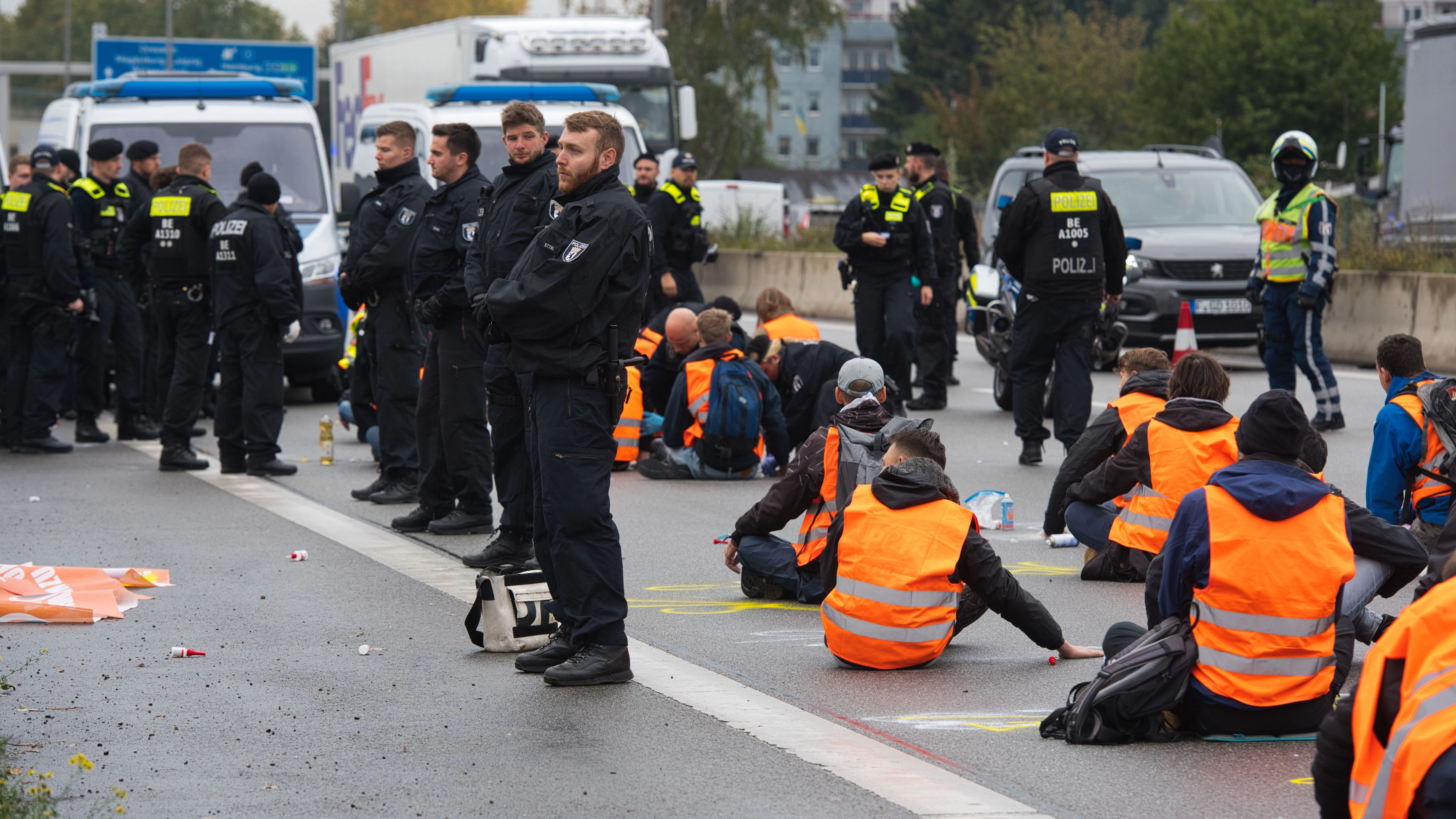 Großeinsatz der Berliner Polizei am Dienstag wegen der Klimakleber auf der A100.