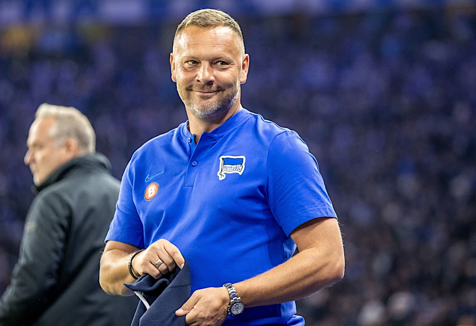 ARCHIV - Trainer Pal Dardai von Hertha BSC lächelt vor Spielbeginn.  