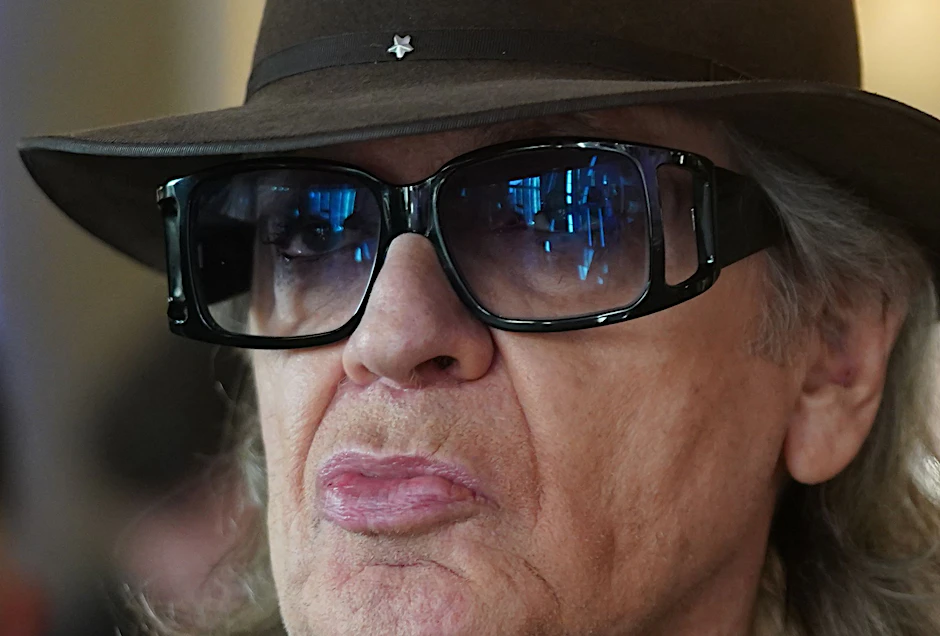 ARCHIV - Der Sänger und Musiker Udo Lindenberg steht während der Gold-Auszeichnung für das Album «Udopium» im Brahms-Foyer in der Laeiszhalle.  