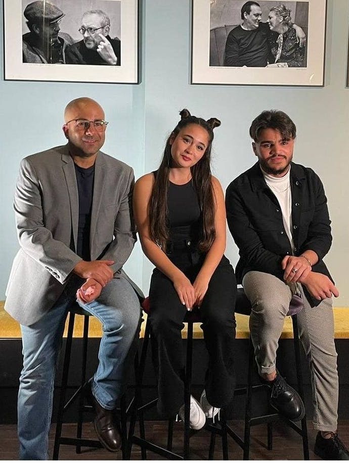 Links ist der Autor Arye Sharuz Shalicar zu sehen.