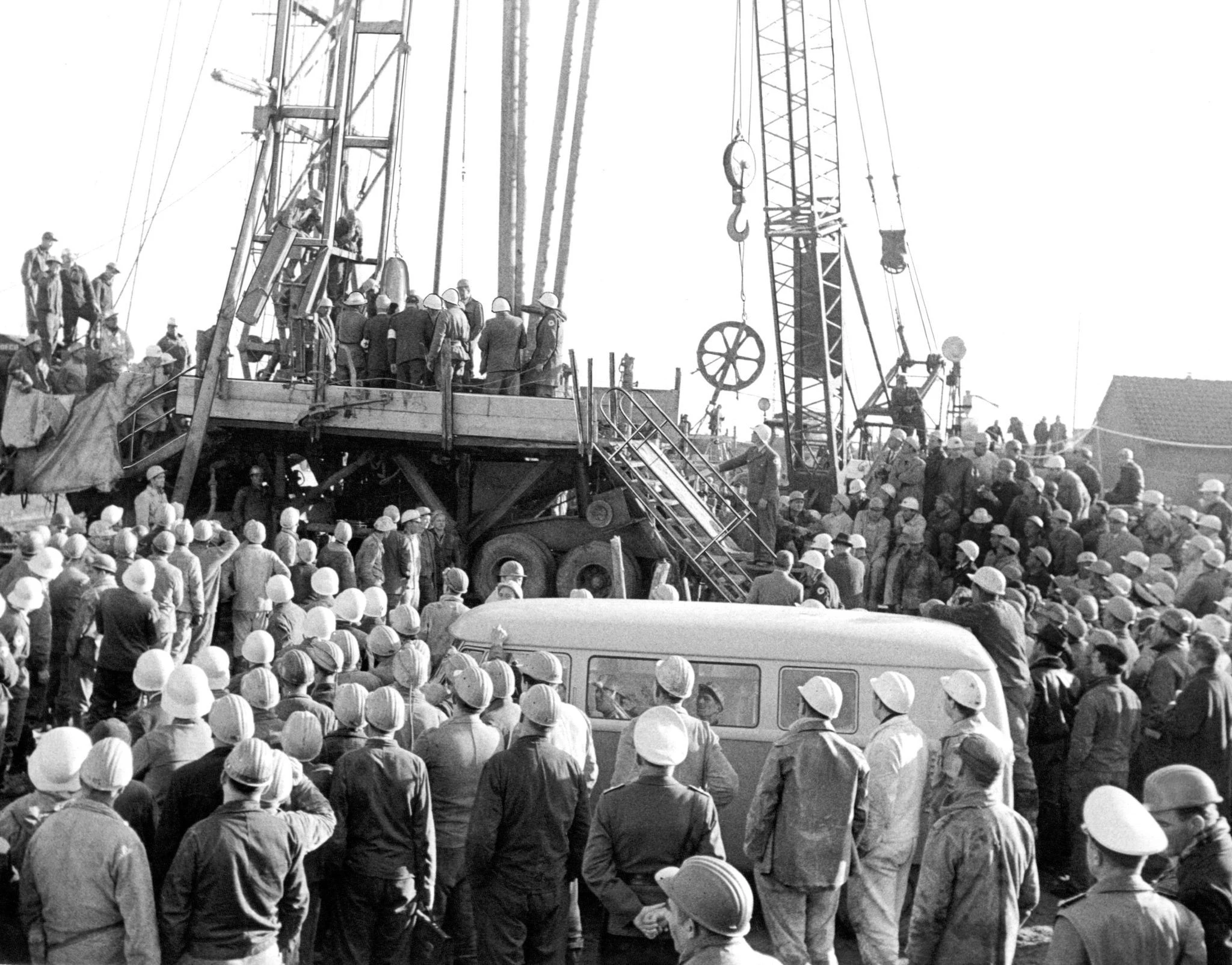 ARCHIV - 7. November 1963 - Tag der Rettung.  