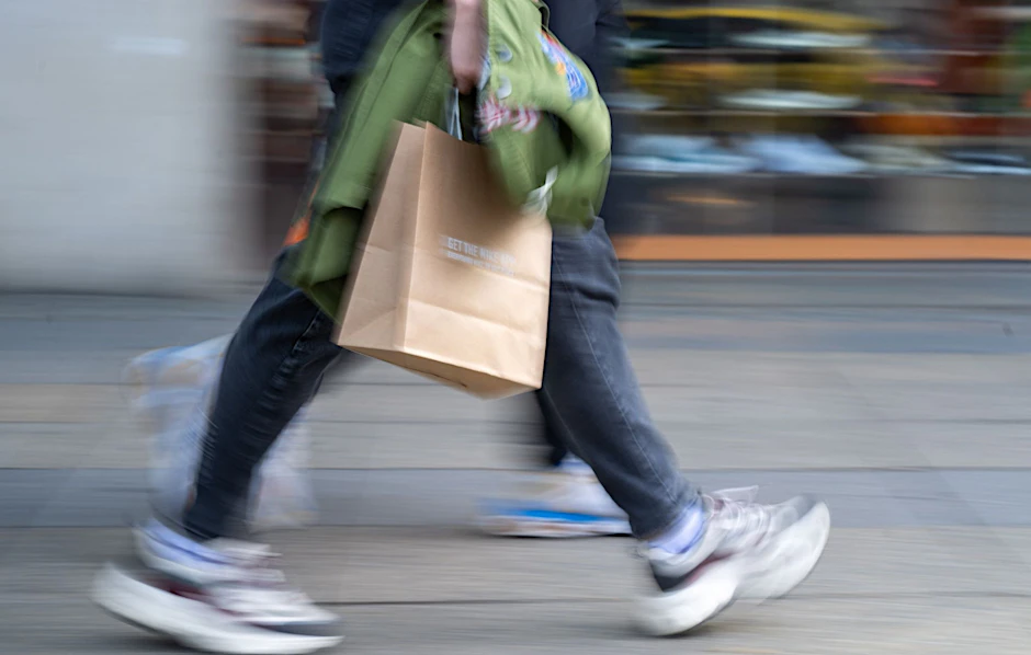 Online-Einkaufen oder in den Laden in der Stadt gehen - dabei kann man auch nervende Erfahrungen machen.&nbsp;&nbsp;