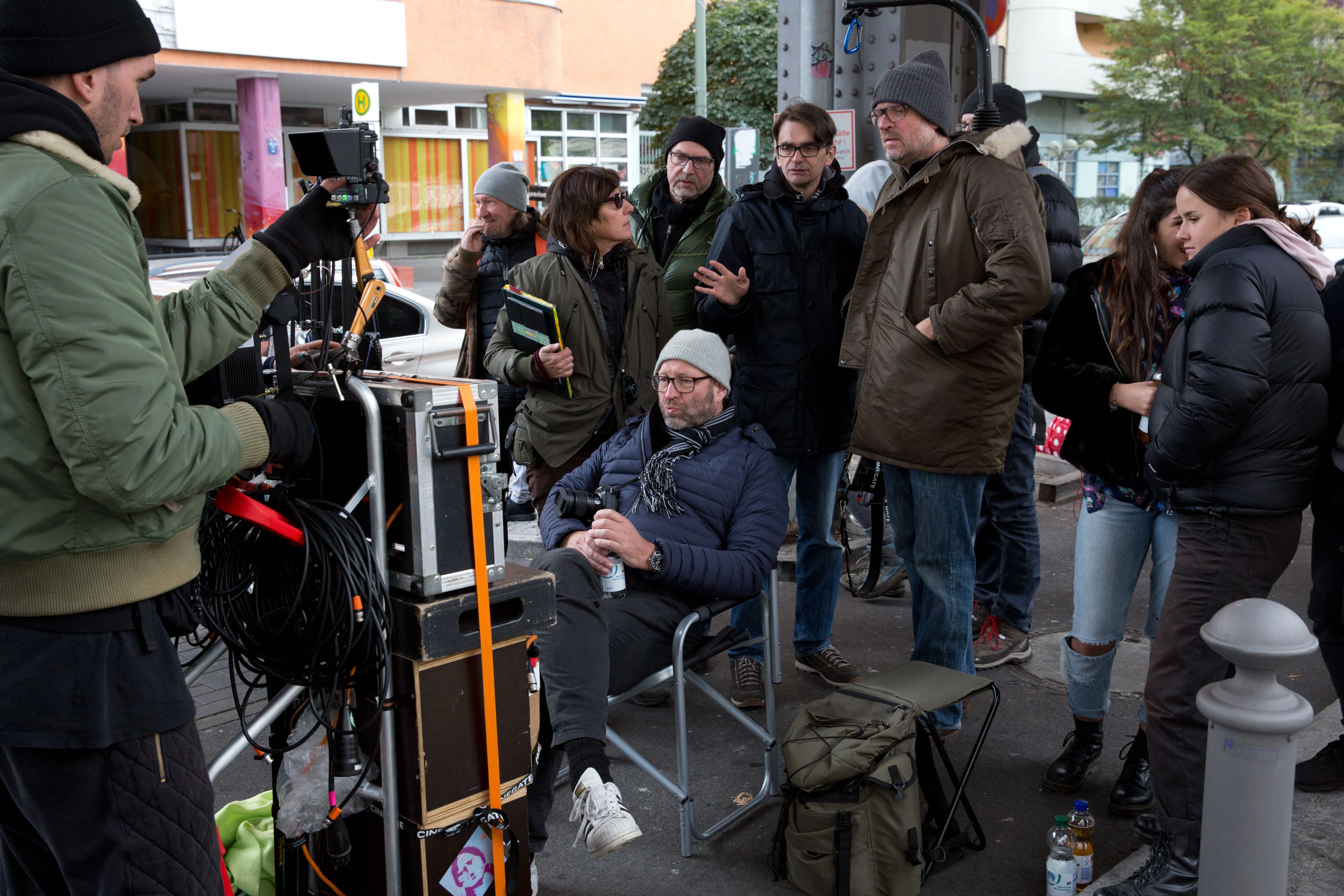 Regie und Team der Filmproduktion von „Ein nasser Hund“. In der Mitte: Produzent Alexander van Dülmen.