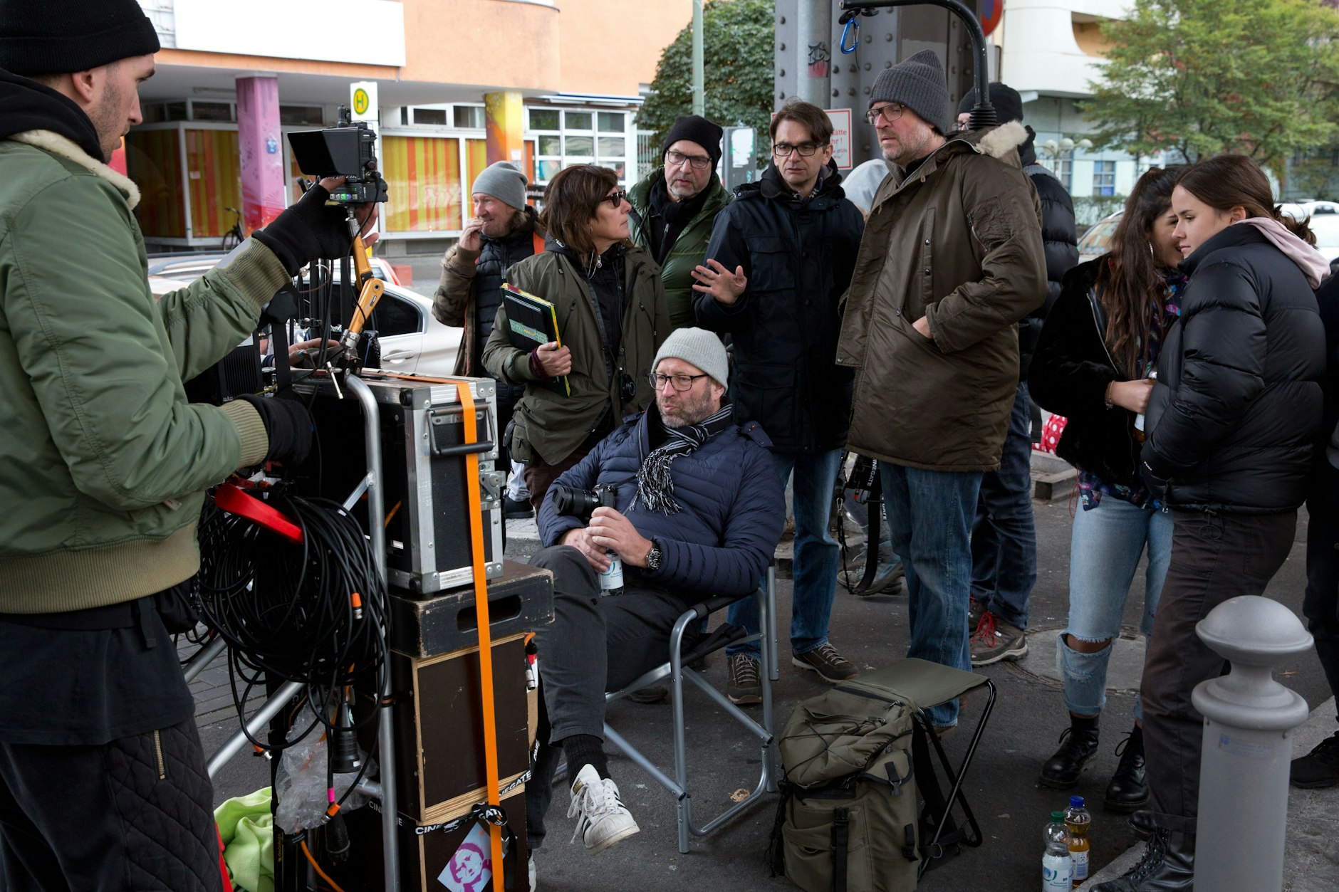 Regie und Team der Filmproduktion von „Ein nasser Hund“. In der Mitte: Produzent Alexander van Dülmen.