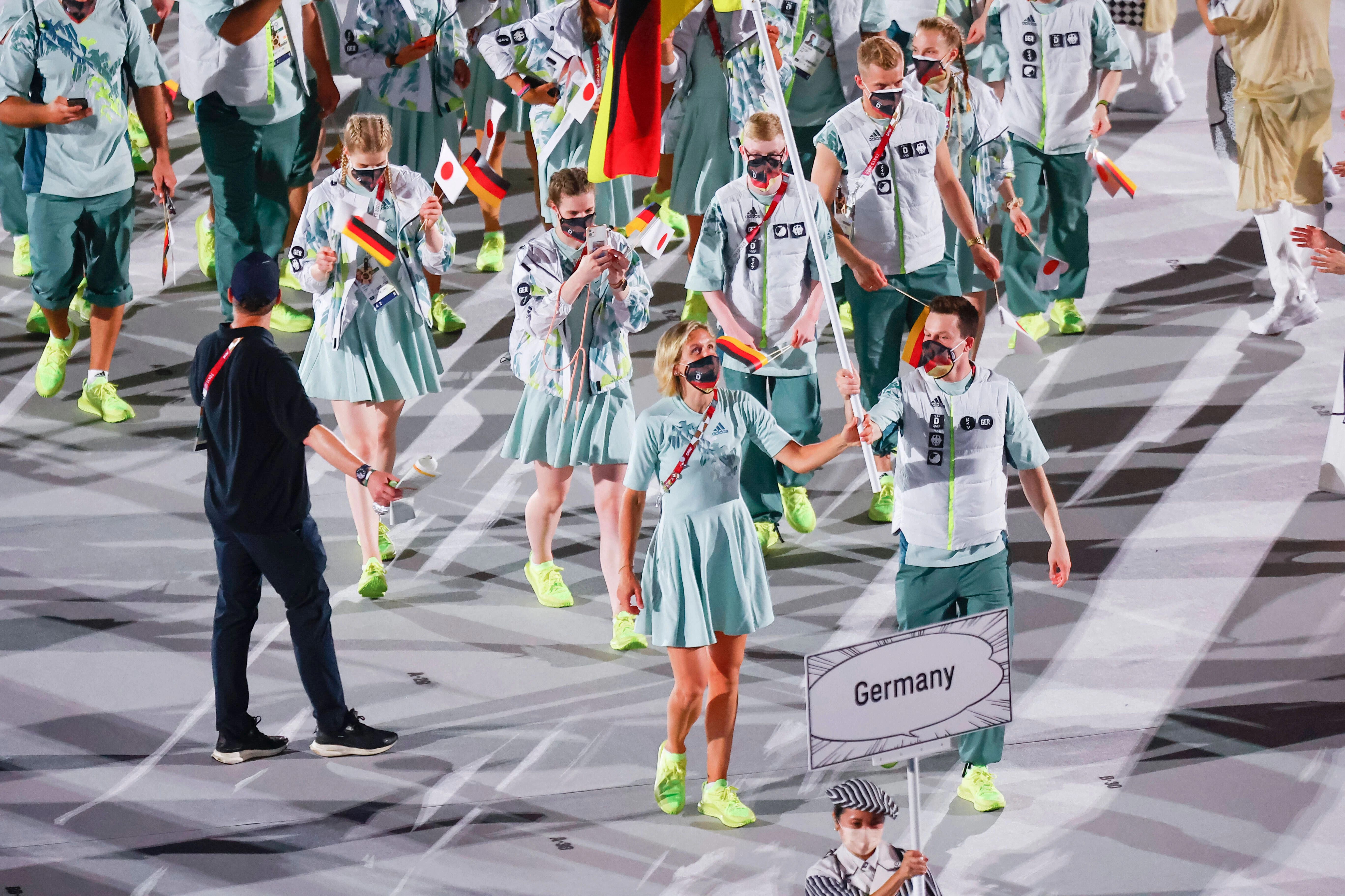 Das Berliner Duo Laura Ludwig und Patrick Hausding trug bei den Olympischen Spielen 2020 im Jahr 2021 in Tokio die Fahne.