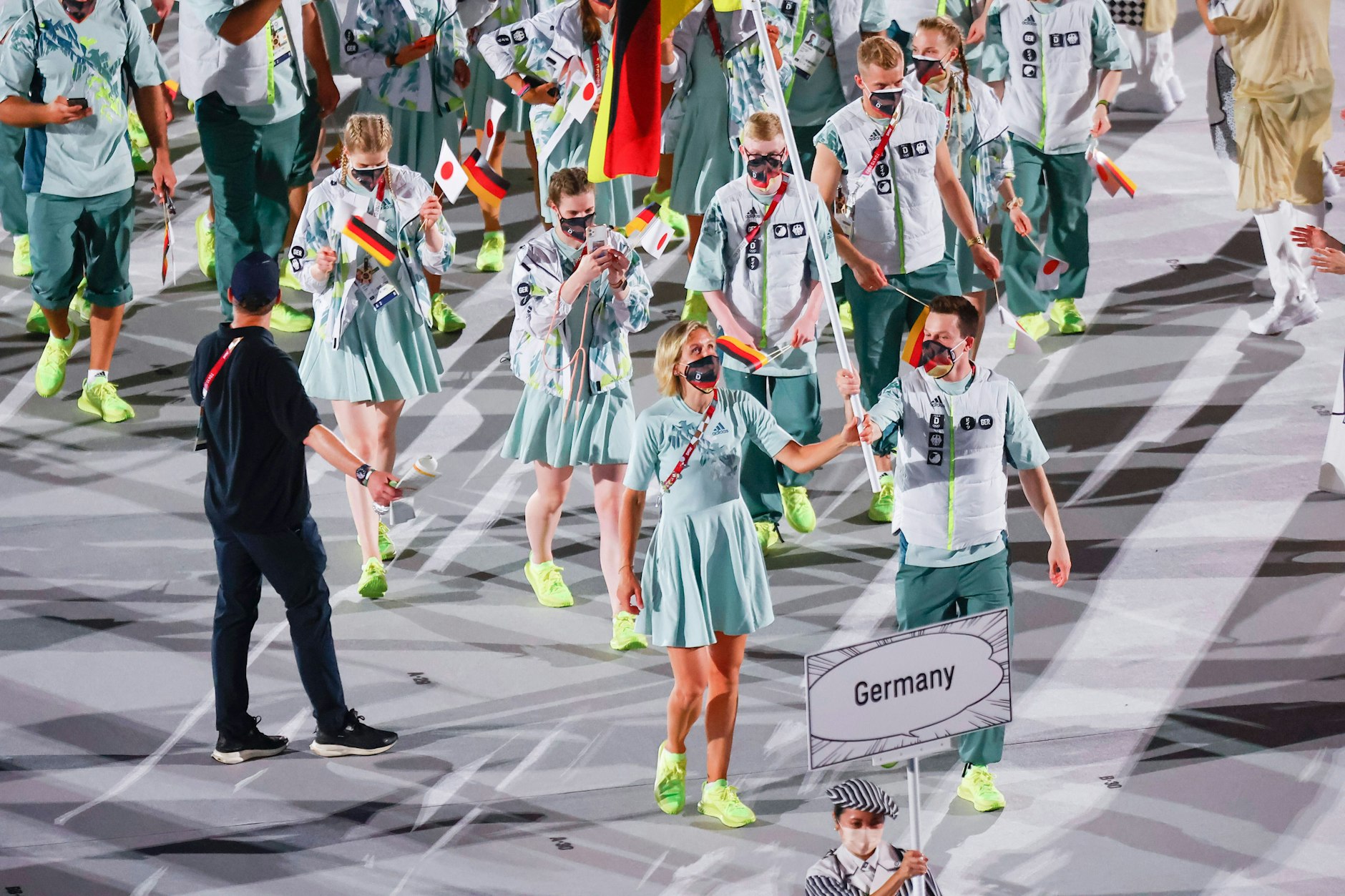 Das Berliner Duo Laura Ludwig und Patrick Hausding trug bei den Olympischen Spielen 2020 im Jahr 2021 in Tokio die Fahne.
