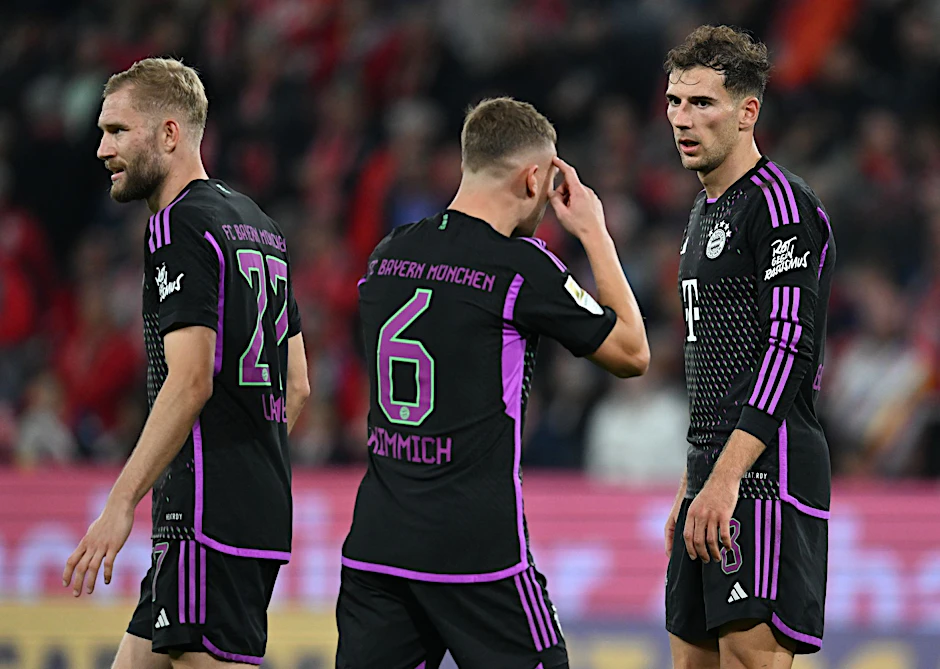 Torschütze Leon Goretzka (r) im Austausch mit Joshua Kimmich (M) und Konrad Laimer.  