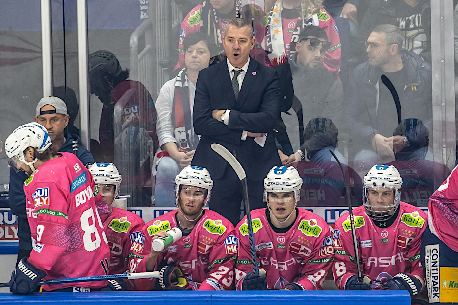 ARCHIV - Cheftrainer Serge Aubin (M) von den Eisbären Berlin gibt seinen Spielern Anweisungen.  