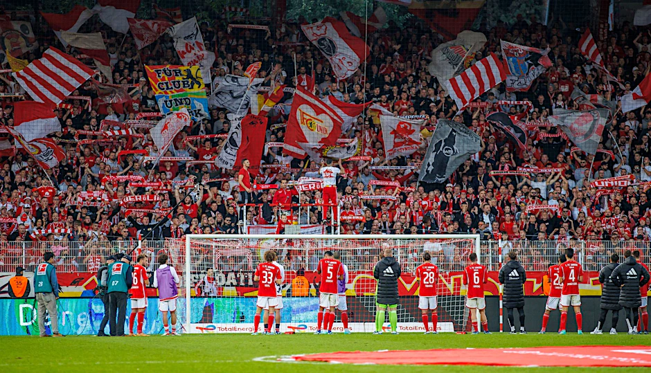 Union Fans feiern trotz der Niederlage ihre Mannschaft.  
