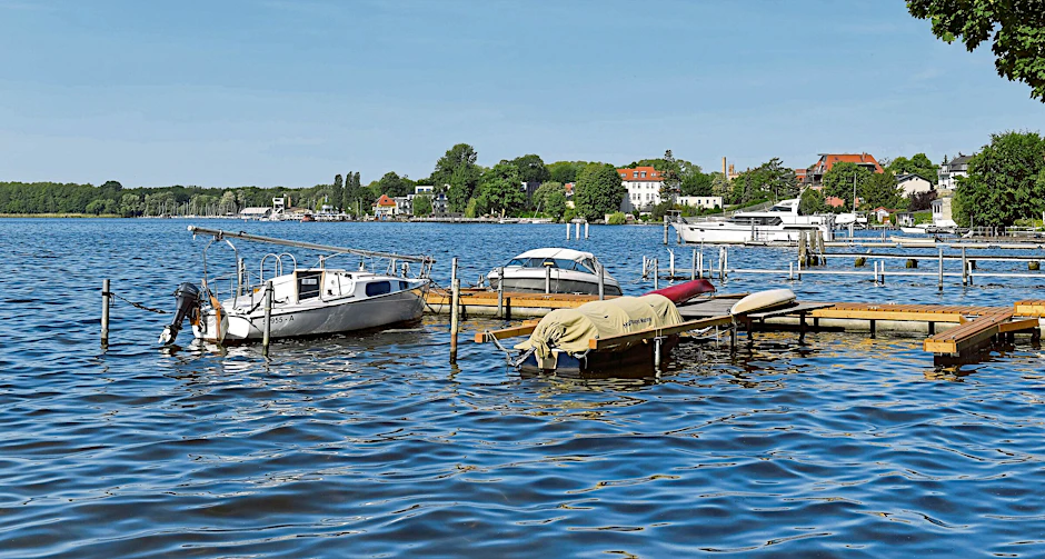 An einem Bootsanleger im Großen Müggelsee ist ein Sportboot versunken.
