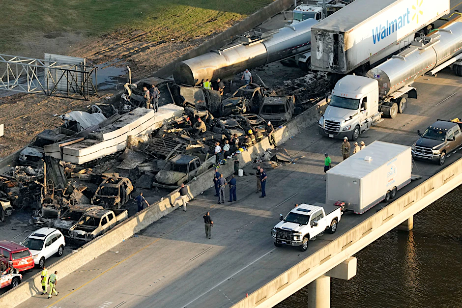 Mindestens 158 Autos krachten im dichten Nebel auf einer amerikanischen Autobahn ineinander - sieben Menschen kamen nach ersten Erkenntnissen ums Leben.