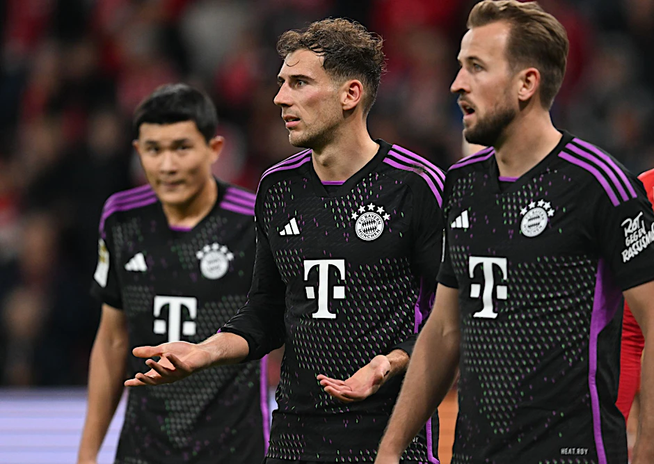 Münchens Leon Goretzka (M) hat sich an der Hand verletzt.  
