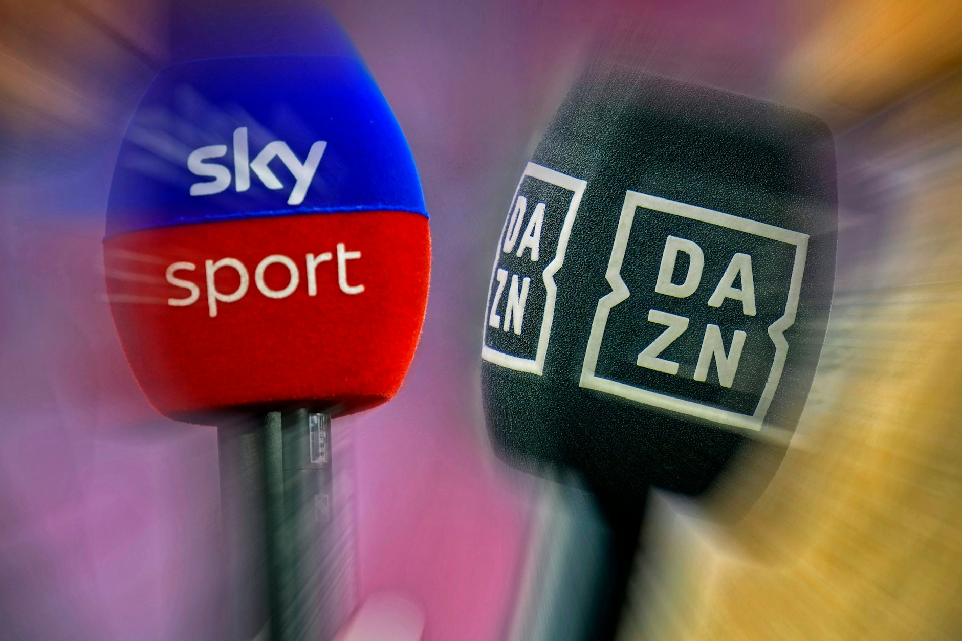 Derzeit teilen sich Sky und Dazn die TV-Rechte der Fußball-Bundesliga. In Zukunft könnte das anders laufen.