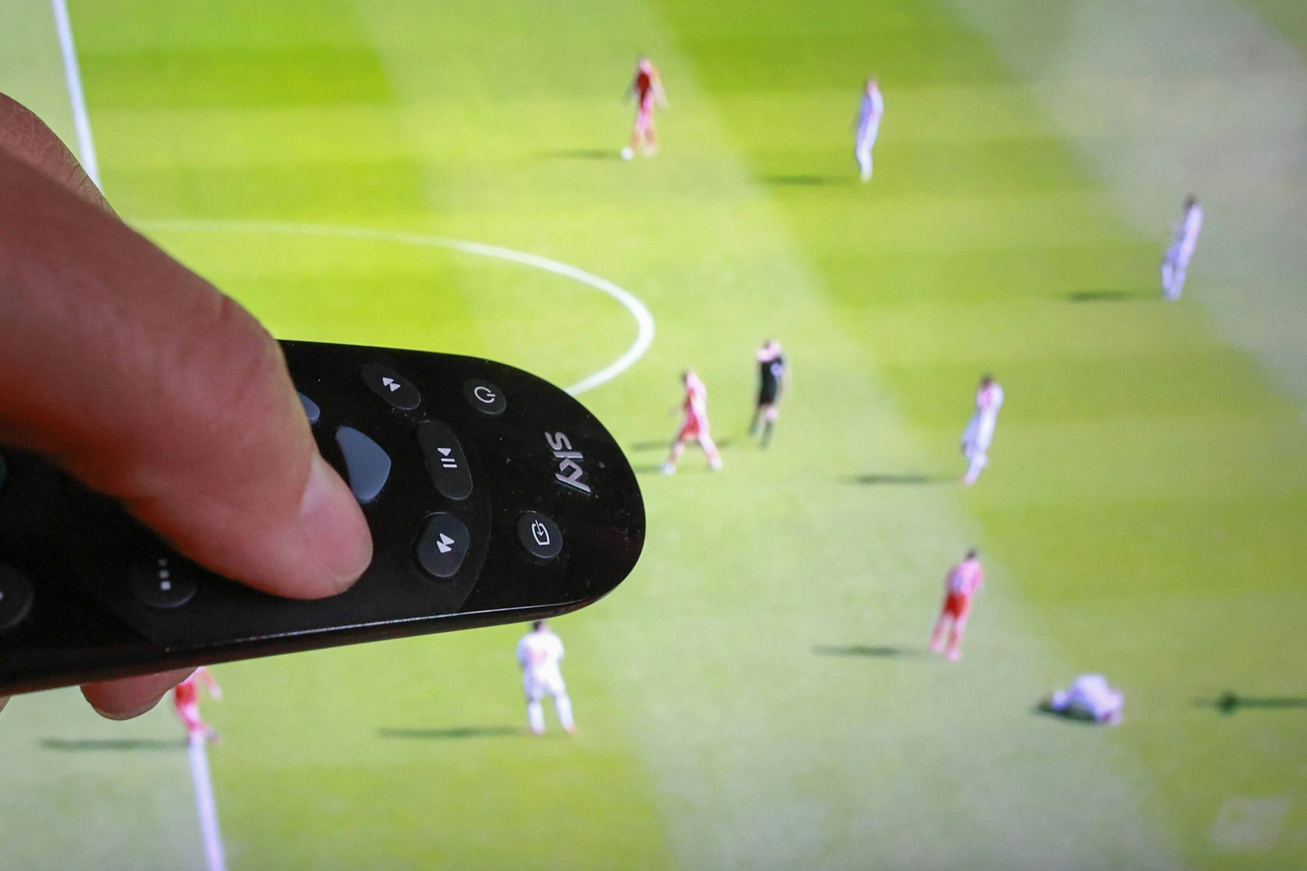 Mit der Sky-Fernbedienung bekommen Fans nur samstags Bundesliga-Fußball zu sehen. Für die Spiele an Freitagen und Sonntagen benötigt man ein Dazn-Abo.